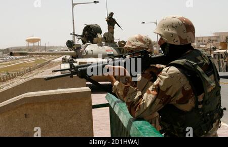 Iraqi soldiers and tanks take up position on a bridge in Amara, 300 km (185 miles) southeast of Baghdad, June 15, 2008. Iraq's government beefed up army and police units in the southern city of Amara on Sunday for a new crackdown on Shi'ite militias, witnesses said.       REUTERS/Atef Hassan (IRAQ)