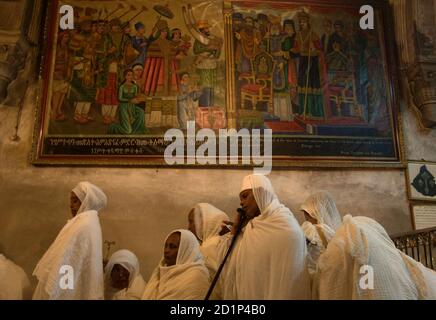 Ethiopian Orthodox worshippers take part in the Holy Fire ceremony at the Ethiopian section in the Church of the Holy Sepulchre in Jerusalem's Old City April 18, 2009. REUTERS/Baz Ratner (JERUSALEM SOCIETY RELIGION)