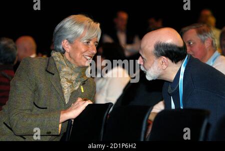 France's Finance Minister Christine Lagarde (L) speaks with U.S. Federal Reserve Chairman Ben Bernanke during the G7 finance ministers' meeting in Iqaluit, Nunavut February 5, 2010.       REUTERS/Chris Wattie       (CANADA - Tags: BUSINESS POLITICS)