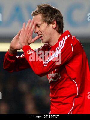 Liverpool's Peter Crouch reacts during their Carling Cup quarter-final soccer match against Chelsea at Stamford Bridge in London December 19, 2007. REUTERS/Toby Melville (BRITAIN)