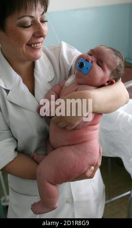 Baby girl Nadia, who weighed 7.75 kg (17.1 lbs) after birth, is seen in a maternity ward in the Siberian city of Barnaul September 26, 2007. One Siberian mother has done more than her fair share to heal Russia's dire population decline. Tatyana Khalina shocked her husband by giving birth to a 7.75 kg (17.1 lbs) baby girl this month, her 12th child.  Picture taken September 26, 2007.      REUTERS/Andrey Kasprishin