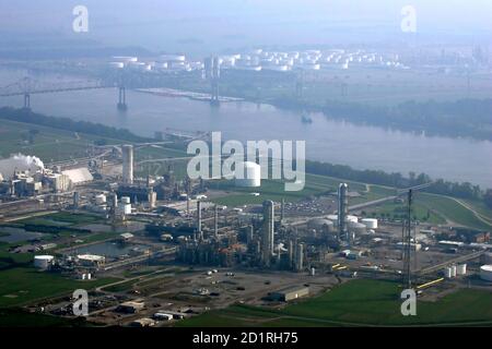 A refinery along the Mississippi River is seen in this aerial view between Baton Rouge and New Orleans September 2, 2005. An emergency military convoy of aid supplies arrived in flooded New Orleans on Thursday to help in the relief of tens of thousands of refugees made desperate in the aftermath of Hurricane Katrina. REUTERS/David J. Phillip/Pool  DJP/HK/CCK