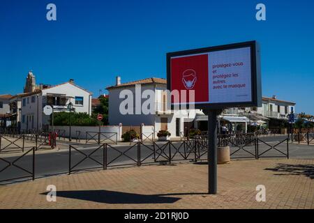 Saintes Maries de la Mer - 09/04/2020: warning covid health protection signal in the public space Stock Photo