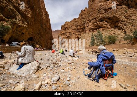 escuela de pintores estudiando en las Gargantas del Todgha, Alto Atlas, Marruecos, Africa Stock Photo