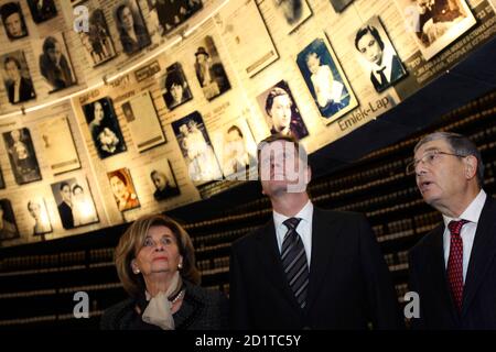 German Foreign Minister Dr. Guido Westerwelle (C), accompanied by Charlotte Knobloch (L), the President of the Central Council of German Jewry, and Director of Yad Vashem Avner Shalev (R), looks up at photos of slain Jews in the Hall of Names at the Yad Vashem Holocaust Memorial Museum in Jerusalem November 23, 2009.   REUTERS/David Silverman/Pool  (JERUSALEM POLITICS)