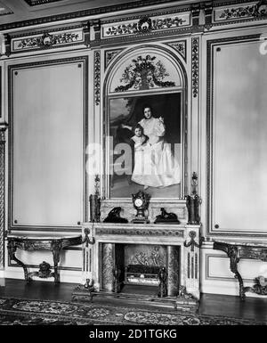 BATH HOUSE, 82 Piccadilly, London. Interior view. The fireplace in the dining room at Bath House. Commissioned by Sir Julius Wernher and photographed by H Bedford Lemere in March 1911. Bath House was demolished in 1960. Stock Photo