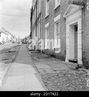 BROAD STREET, Ludlow, Shropshire. A view along Broad Street in Ludlow looking towards the Butter Cross (or town hall) in the distance. This was built in a classical style by William Baker in 1743. Photographed by Eric de Mare between 1945 and 1980. Stock Photo