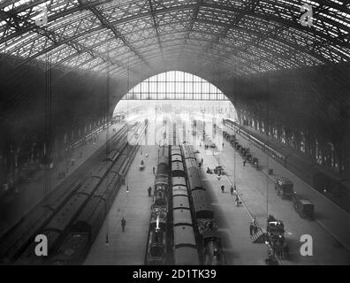 ST PANCRAS STATION, Camden, London. An interior view of St Pancras Station, looking down on the platforms which are busy with commuters. A line of hackney cabs wait for fares to the right of the photograph. The station was designed by W. H. Barlow in 1868. Campbells Press Studio, 1895.