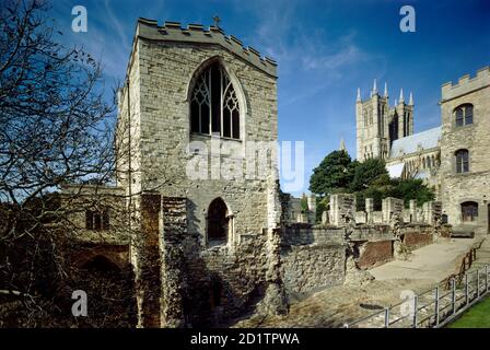 BISHOP'S PALACE, LINCOLN, Lincolnshire. The 19th century chapel, Alnwick Tower and Cathedral. Stock Photo