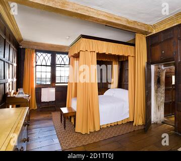 BOSCOBEL HOUSE, Staffordshire. Interior view. General view of the Squires Room, showing the four poster bed. Stock Photo