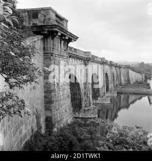 LUNE AQUEDUCT, Lancaster Canal, Lancashire. The Lune Aqueduct near Halton carries the Preston to Kendal Canal over the River Lune. It was built by John Rennie in 1791, but was so expensive that it compromised the funding of the remainder of the canal network. General perspective view  photographed by Eric de Mare. Stock Photo