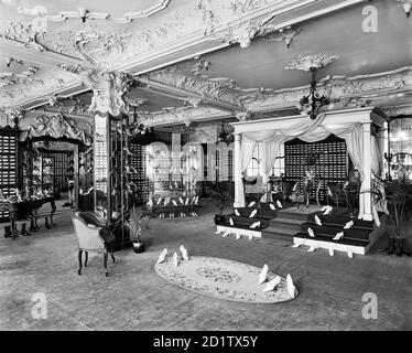 HARRODS, Brompton Road, Knightsbridge, London. Baroque luxury of the ladies shoe department in Harrods. The ornate plaster ceiling and the lavish use of space emphasise the exclusive nature of the store. It was rebuilt following a fire in 1884 and was given a major extension in 1901-5. Photographed by Bedford Lemere & Co in April 1919. Stock Photo