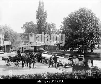 GORING, Oxfordshire. Edward, Prince of Wales sitting on the river boat 'Arethusa', moored along the banks of the River Thames, whilst other members of his party board. Photographed by Henry Taunt between 1860 and 1901. Stock Photo