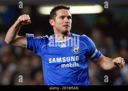 Chelsea's Frank Lampard celebrates scoring against Liverpool during their Carling Cup quarter-final soccer match at Stamford Bridge in London, December 19, 2007. REUTERS/Toby Melville (BRITAIN)