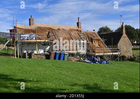 Beanacre Cottage, a traditional thatched cottage in the north Oxfordshire village of Hook Norton undergoing rethatching Stock Photo