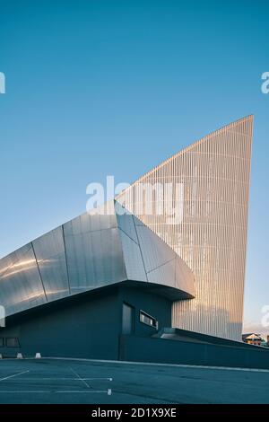 Imperial War Museum North, which represents a shattered globe, was the first building in the UK by Daniel Libeskind. Built on a bomb site, it was completed in 2002 in Salford Quays, Manchester, England, UK. Stock Photo