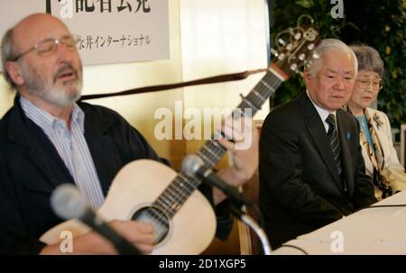Folk singer Noel Paul Stookey (L) sings 'Song for Megumi' as parents of Japanese abductee Megumi Yokota, Shigeru Yokota (C) and Sakie Yokota (R), listen at a news conference in Tokyo February 19, 2007.  Megumi Yokota, who disappeared on her way home from school in 1977 at the age of 13, has become the iconic face of Japanese citizens abducted by Pyongyang's agents to help train spies during the 1970s and 1980s.   REUTERS/Kim Kyung-Hoon (JAPAN)