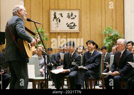 Folk singer Noel Paul Stookey (L) performs at the Prime Minister's Official Residence in Tokyo February 20, 2007. Stookey presented Prime Minister Shinzo Abe (2nd R) with a copy of his CD 'Song for Megumi' in memory of Megumi Yokota, one of the Japanese abductees.  REUTERS/Everett Kennedy Brown/Pool  (JAPAN)