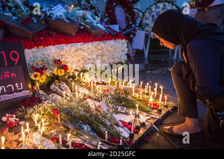 Bangkok, Thailand. 06th Oct, 2020. A woman look at the Thammasat University massacre memorial. Thammasat University assembled an exhibition to commemorate the 44th anniversary of the Thammasat University Massacre that occurred on October 06, 1976 in Bangkok. Credit: SOPA Images Limited/Alamy Live News Stock Photo