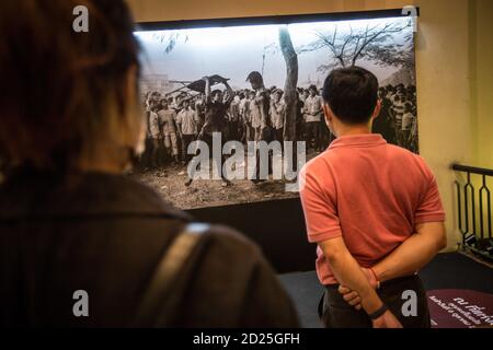 Bangkok, Thailand. 06th Oct, 2020. Visitors seen looking at a photograph from US photojournalist Neal Ulevich of a lynched protester during the Thammasat University massacre on October 06, 1976.Thammasat University assembled an exhibition to commemorate the 44th anniversary of the Thammasat University Massacre that occurred on October 06, 1976 in Bangkok. Credit: SOPA Images Limited/Alamy Live News Stock Photo