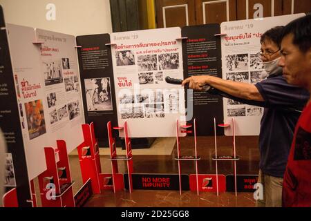 Bangkok, Thailand. 06th Oct, 2020. Visitors seen looking at old pictures during the exhibition. Thammasat University assembled an exhibition to commemorate the 44th anniversary of the Thammasat University Massacre that occurred on October 06, 1976 in Bangkok. Credit: SOPA Images Limited/Alamy Live News Stock Photo