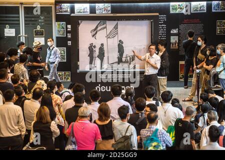 Bangkok, Thailand. 06th Oct, 2020. An exhibition guide show a photograph of former US president during the exhibition.Thammasat University assembled an exhibition to commemorate the 44th anniversary of the Thammasat University Massacre that occurred on October 06, 1976 in Bangkok. Credit: SOPA Images Limited/Alamy Live News Stock Photo