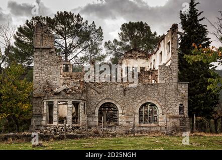 Abandoned house, stone wall with collapsed windows, in the chestnut grove of El Tiemblo, Avila. Castile and Leon, Spain Stock Photo