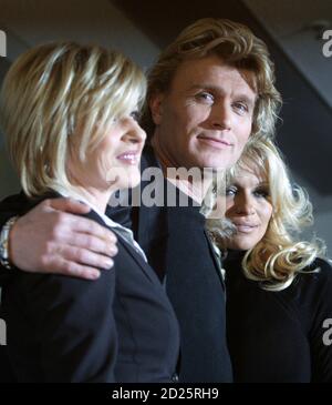 German television host Carmen Nebel (L) poses with actress Pamela Anderson and Dutch magician and illusionist Hans Klok before a news conference in Berlin, March 14, 2008.     REUTERS/Tobias Schwarz     (GERMANY)