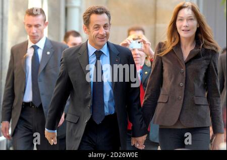 France S President Nicolas Sarkozy C And His Wife Carla Bruni Sarkozy Walk In The Gardens Of The Elysee Palace September 20 2008 In Paris During National Heritage Days Journee De Patrimoine Reuters Martin Bureau Pool France S President Nicolas Sarkozy C And His Wife Carla Bruni Sarkozy Walk In The Gardens Of The Elysee Palace September 20 2008 In Paris During National Heritage Days Journee De Patrimoine Reuters Martin Bureau Pool