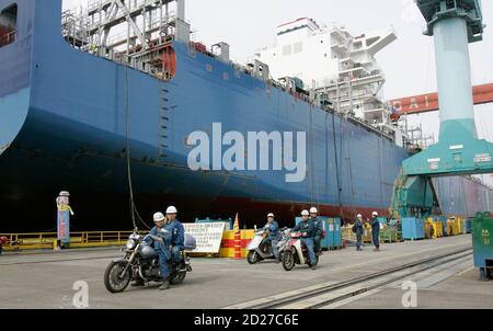 Workers of Hyundai Heavy Industries, the worldu0027s top shipbuilder 