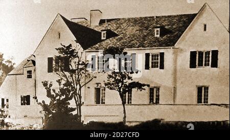 1932 - The home of aviator Charles Lindbergh (1902-1974 & his wife Anne Morrow Lindbergh at Hopewell, New Jersey USA, at the time of their child's kidnapping .Charles Augustus Lindbergh, Junior was their 20 month old son who was taken on the evening of March 1st. Twelve ransom notes were recieved  and   $50,000 ransom paid, but the child was not found alive as advised on a boat named “Nellie” near Martha’s Vineyard, Massachusetts . The childs body was found  in May, partly buried only a few miles from their home.  A coroner concluded that the child  had been murdered soon after the kidnapping. Stock Photo
