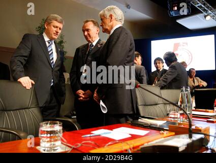 Canada's Prime Minister Stephen Harper (L) talks with Minister of State of Foreign Affairs Peter Kent (C) and Foreign Minister Lawrence Cannon at the start of the first plenary session of the 5th Summit of the Americas in Port of Spain, April 18, 2009.     REUTERS/Chris Wattie (TRINIDAD AND TOBAGO POLITICS)