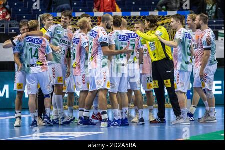 Berlin, Germany. 06th Oct, 2020. Handball: Bundesliga, Füchse Berlin - SC Magdeburg, 2nd matchday, Max-Schmeling-Halle. The team from Magdeburg cheers after the end of the season. Credit: Andreas Gora/dpa/Alamy Live News Stock Photo