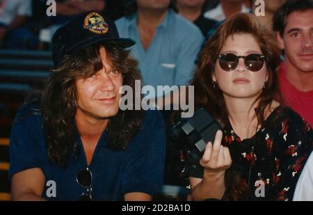 **FILE PHOTO** Eddie Van Halen Has Passed Away at 65 from Cancer. Eddie Van Halen and Valerie Bertinelli. 1992. Photo By John Barrett-PHOTOlink/MediaPunch Stock Photo