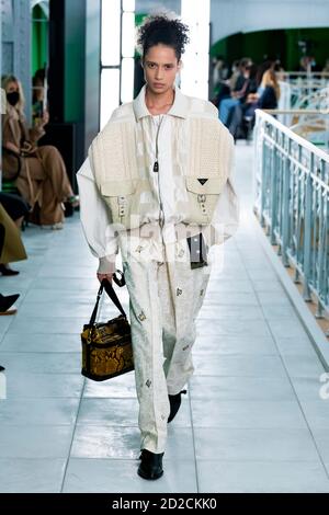 Paris, France. 06th Oct, 2020. LOUIS VUITTON SS21 Runway during Paris Fashion Week September 2020 - Paris, France 06/10/2020 | usage worldwide Credit: dpa/Alamy Live News Stock Photo
