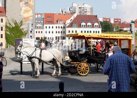 eine Pferdekutsche Pferdefuhrwerk mit Planenwagen , mit Touristen, an der Altstadtbrücke in Görlitz Altstadt, grenze , Neisse, zu Polen Stock Photo