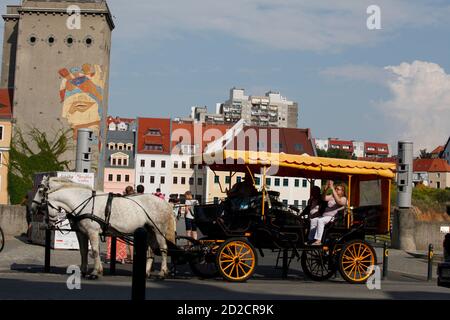 eine Pferdekutsche Pferdefuhrwerk mit Planenwagen , mit Touristen, an der Altstadtbrücke in Görlitz Altstadt, grenze , Neisse, zu Polen Stock Photo