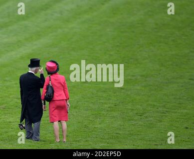 Racegoers view the course before the Derby race during the Epsom Derby Festival at Epsom Downs in Surrey, southern England, June 7, 2008.    REUTERS/Darren Staples   (BRITAIN)