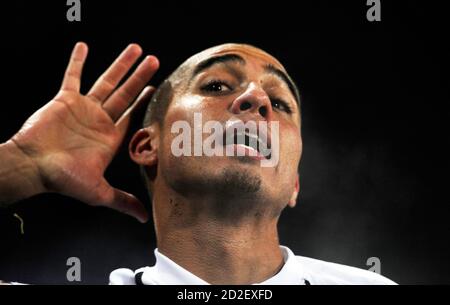 Juventus' David Trezeguet celebrates after scoring against Bayern Munich during their Champions League soccer match at the Olympic stadium in Turin December 8, 2009.   REUTERS/Alessandro Bianchi   (ITALY SPORT SOCCER)