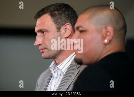 WBC Heavyweight Champion boxer Vitali Klitschko (L) of Ukraine and WBC No. 1 ranked heavyweight contender Cristobal Arreola of the U.S. pose for photographers at a media conference to announce their WBC Heavyweight Championship boxing bout, which will take place on September 26th, at the Staples Center in Los Angeles, California, August 13, 2009. REUTERS/Danny Moloshok (UNITED STATES SPORT BOXING)
