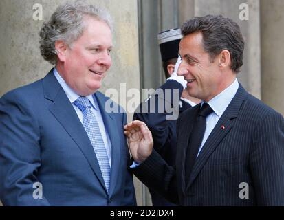 French President Nicolas Sarkozy welcomes Quebec Prime Minister Jean Charest as he arrives at the Elysee Palace in Paris July 6, 2007.   REUTERS/Philippe Wojazer    (FRANCE)