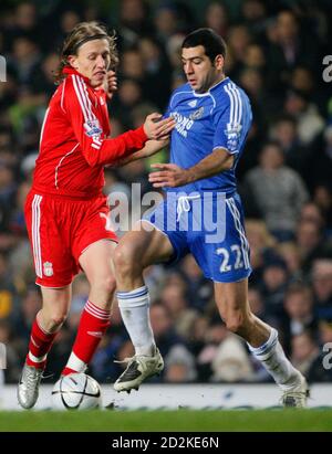 Chelsea's Tal Ben Haim (R) fights for the ball with Liverpool's Lucas during their Carling Cup quarter-final soccer match at Stamford Bridge in London December 19, 2007. REUTERS/Toby Melville (BRITAIN)