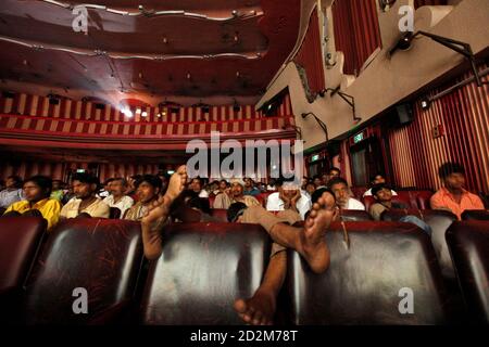 dilwale dulhania le jayenge movie in mumbai theatre