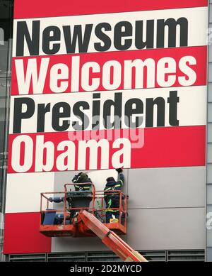 Workmen hang a sign welcoming U.S. President-elect Barack Obama at the Newseum in Washington, January 10, 2009. The U.S. Presidential inauguration ceremony at the U.S. Capitol will be held on January 20.    REUTERS/Chris Kleponis  (UNITED STATES)