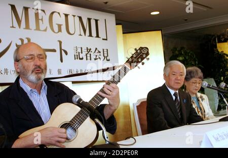 Folk singer Noel Paul Stookey (L) sings 'Song for Megumi' for Shigeru Yokota (C) and Sakie Yokota, parents of Japanese abductee Megumi Yokota, at a news conference in Tokyo February 19, 2007. Megumi Yokota, who disappeared on her way home from school in 1977 at the age of 13, has become the iconic face of Japanese citizens abducted by Pyongyang's agents to help train spies during the 1970s and 1980s.  REUTERS/Kim Kyung-Hoon (JAPAN)