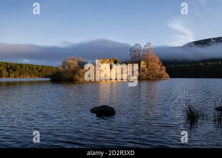 castillo del siglo XIII, Loch an Eilein, Parque Nacional de Cairngorms, Highlands, Escocia, Reino Unido Stock Photo