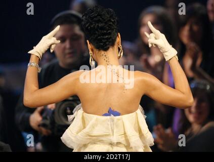 Singer Rihanna stands up in the crowd after winning her second award of the evening for pop/rock favorite female artist at the 2008 American Music Awards in Los Angeles November 23, 2008.     REUTERS/Mario Anzuoni (UNITED STATES)