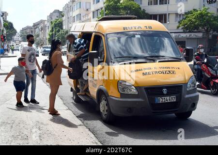 Havana, Cuba. 5th Oct, 2020. People wearing face masks take a taxi in Havana, Cuba, Oct. 5, 2020. Credit: Joaquin Hernandez/Xinhua/Alamy Live News Stock Photo