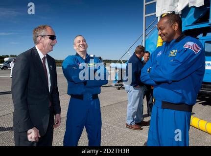 NASA's associate administrator for space operations William Gerstenmaier (L) laughes with space shuttle Atlantis commander Charles Hobaugh (C) and mission specialist Robert Satcher after landing at the Kennedy Space Center in Cape Canaveral, Florida November 27, 2009. REUTERS/Scott Audette   (UNITED STATES SCI TECH TRANSPORT)