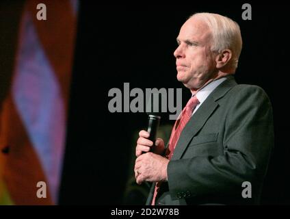 Republican presidential candidate Sen. John McCain (R-AZ) gives an address during the Clark County Republican Lincoln Day dinner at the Venetian Resort, Hotel and Casino in Las Vegas, Nevada April 19, 2007. REUTERS/Las Vegas Sun/Steve Marcus (UNITED STATES)